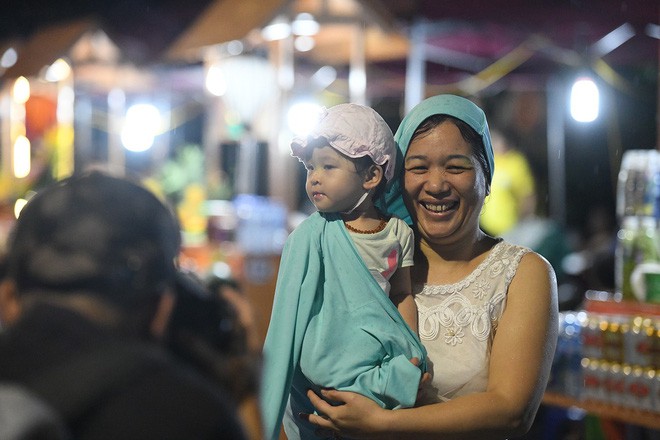 Người lớn, trẻ nhỏ Hà Nội đội mưa khai trương phố đi bộ Trịnh Công Sơn